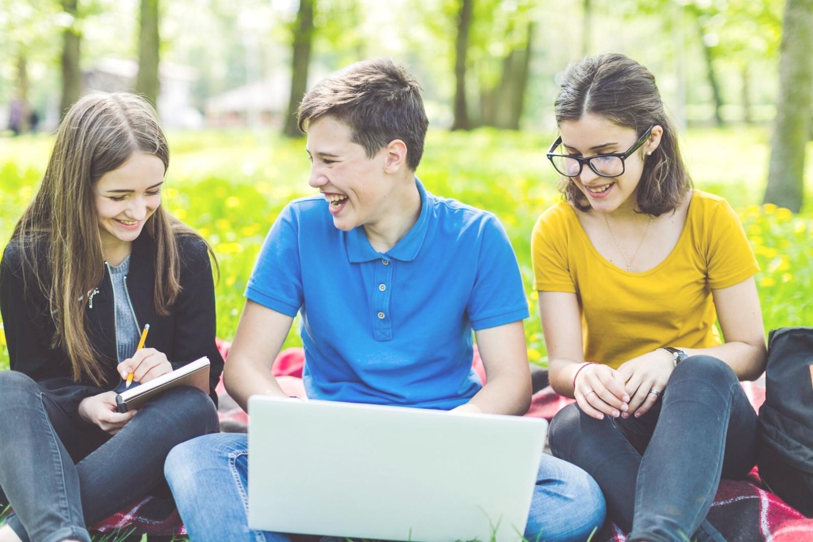 Interaktive Workshop-Situation mit Finanzplanungsmaterialien