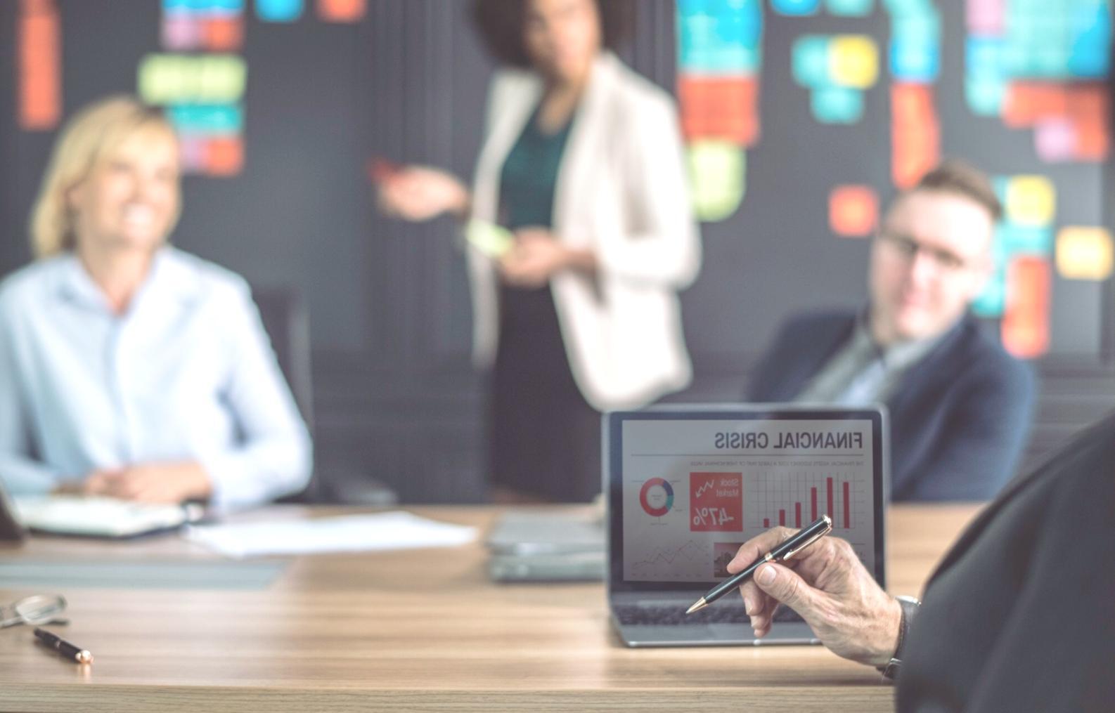 Moderne Arbeitsumgebung mit Laptop und Lernmaterialien