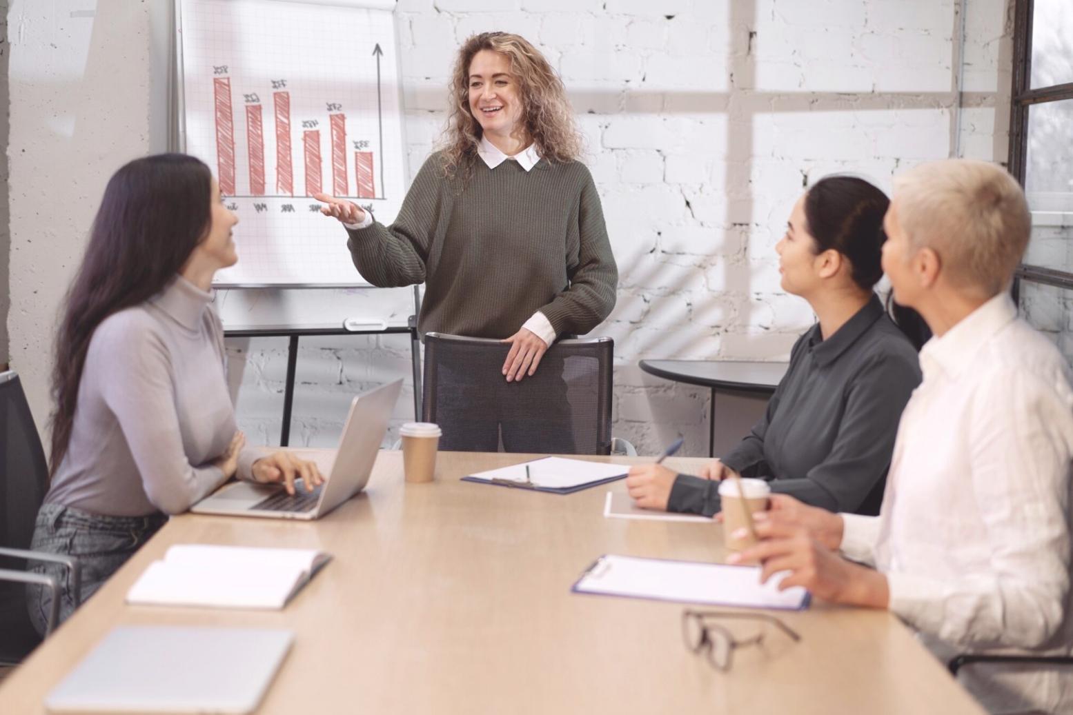 Teilnehmende beim gemeinsamen Lernen und Austausch über Finanzthemen